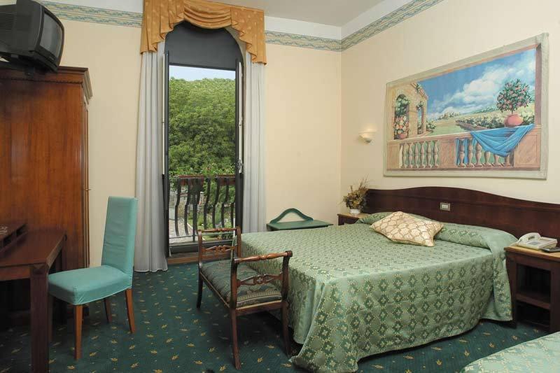 Hotel Castello Модена Стая снимка